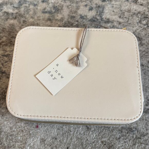 NWT A New Day Cream Jewelry Travel Case Organizer For Earrings, Necklace & Rings - Picture 3 of 5